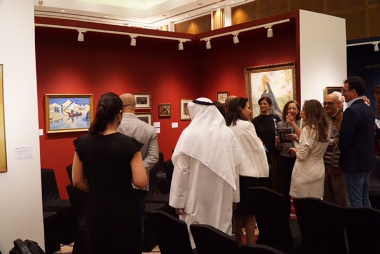 معرض لمعاينة الأعمال الفنية المشاركة في المزاد