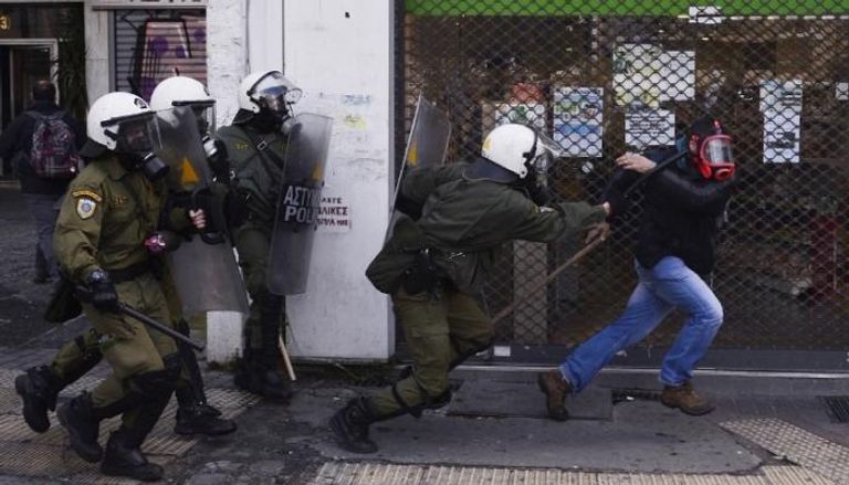 الشرطة اليونانية خلال مواجهة أحداث شغب (الفرنسية)