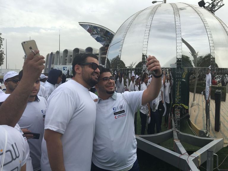 حسين الجسمي يشارك في مسيرة