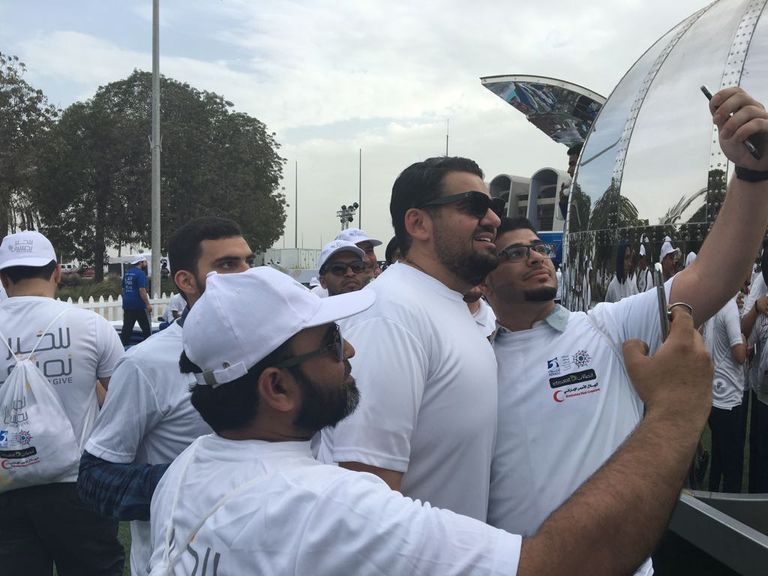 حسين الجسمي يشارك في مسيرة