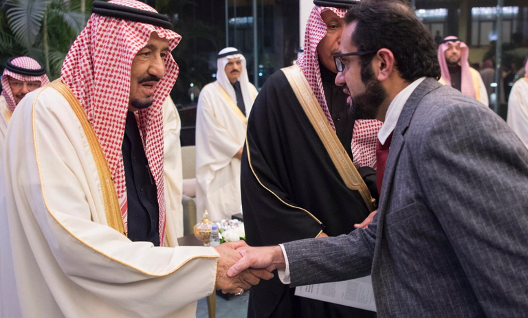 الملك سلمان يستقبل الطلبة السعوديين المبتعثين في الصين