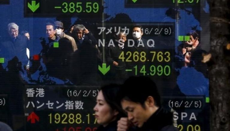شاشة تعرض مؤشرات الأسهم العالمية في طوكيو (رويترز)