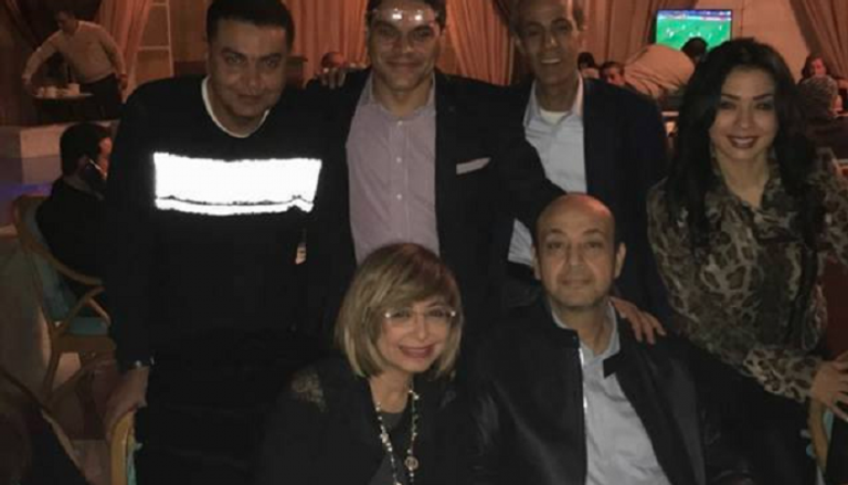 عمرو أديب حرص على التقاط صور مع أصدقائه