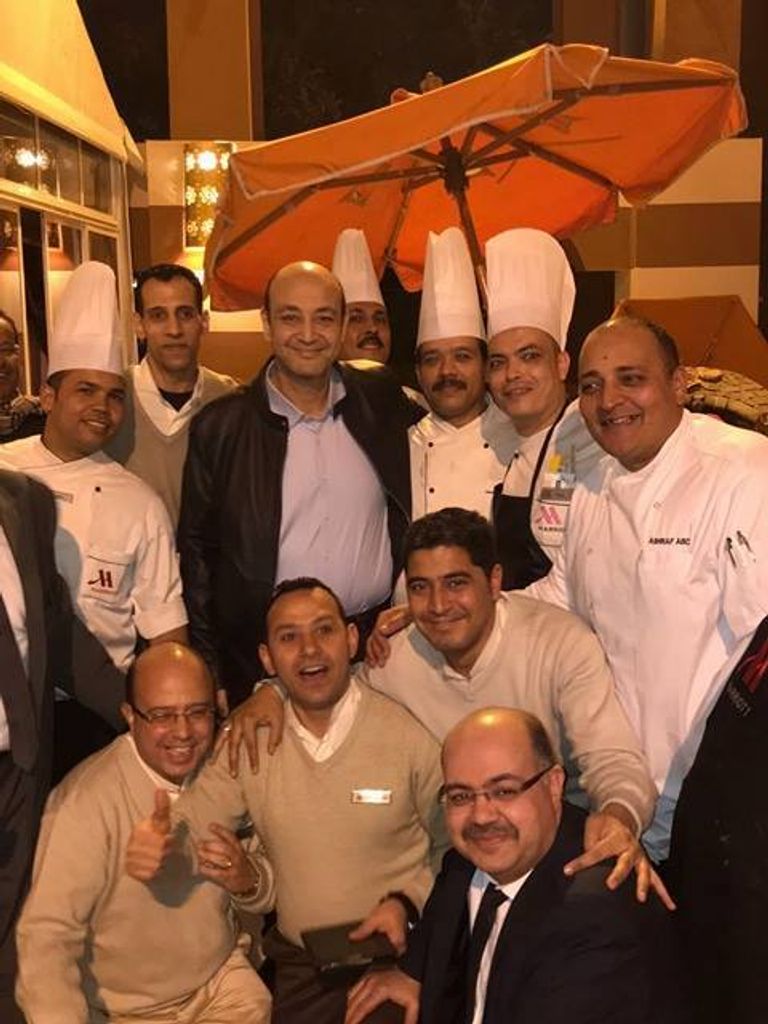 عمرو أديب حرص على التقاط صور مع أصدقائه