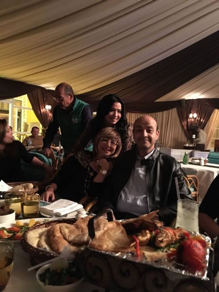 عمرو أديب حرص على التقاط صور مع أصدقائه