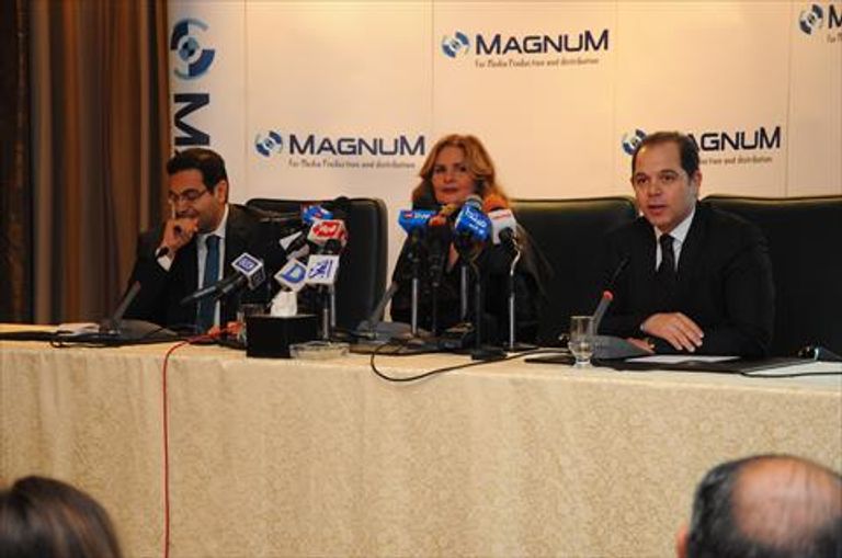 الفنانة يسرا