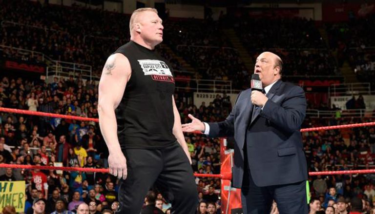 هايمان يتحدث إلى الجمهور وبجانبه ليسنر