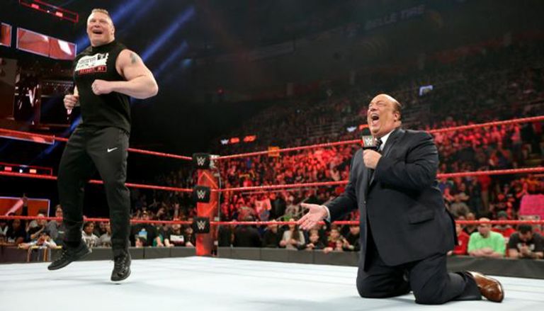 هايمان يتحدث إلى الجمهور وبجانبه ليسنر