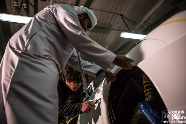 RWB الإمارات مع أكيرا نكاي (موقع كرانك أند بيستون)