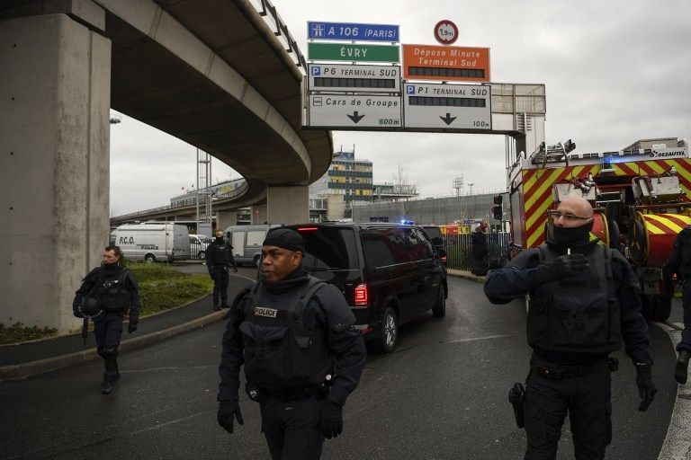 الشرطة تجري عملية أمنية بالمطار بعد الحادثة (الفرنسية)