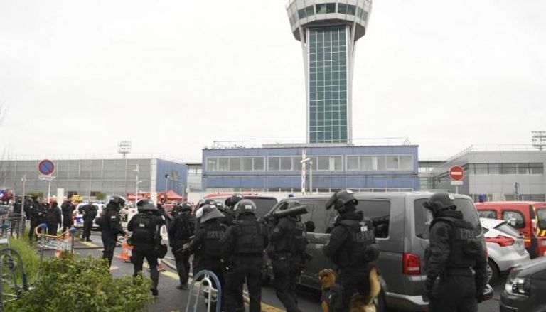 الشرطة تجري عملية أمنية بالمطار بعد الحادثة (الفرنسية)