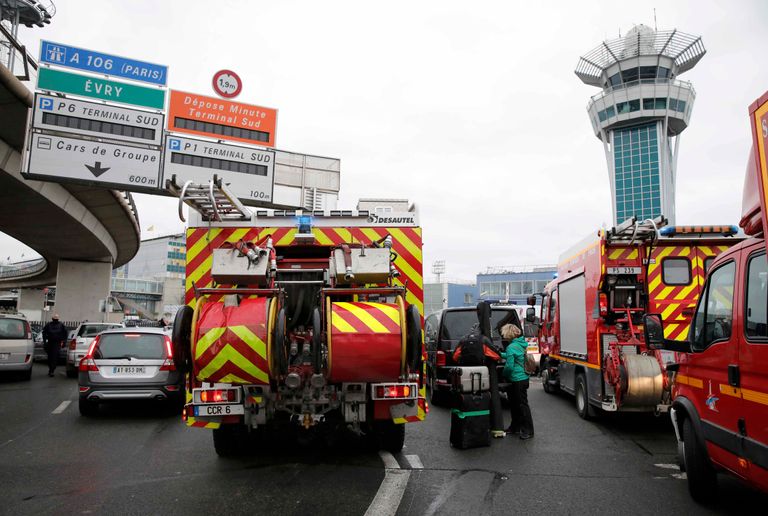 الشرطة تجري عملية أمنية بالمطار بعد الحادثة (الفرنسية)