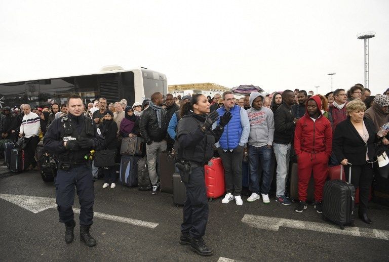 الشرطة تجري عملية أمنية بالمطار بعد الحادثة (الفرنسية)