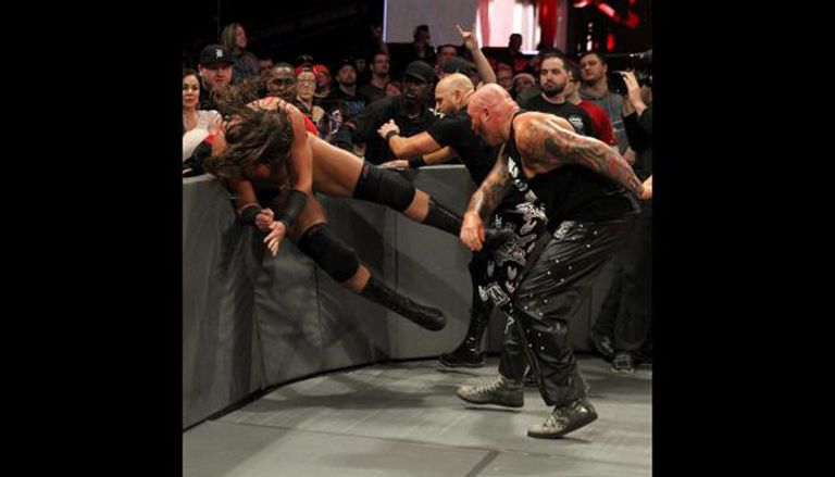 إنزو أموري يحاول تثبيت أكتاف شيموس