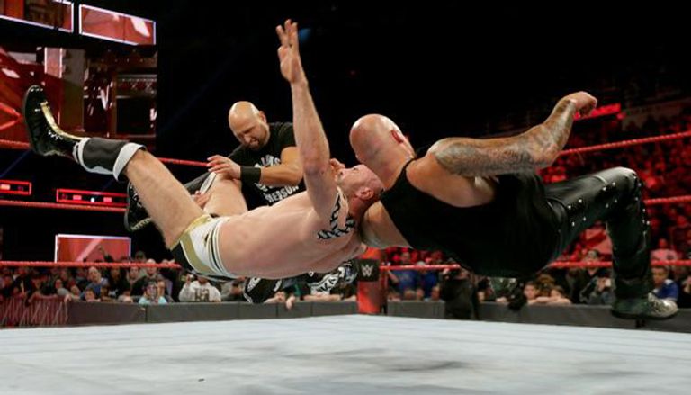 إنزو أموري يحاول تثبيت أكتاف شيموس