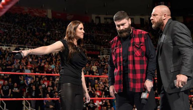 سيث رولينز يوجه ضربة قوية إلى تربل إتش