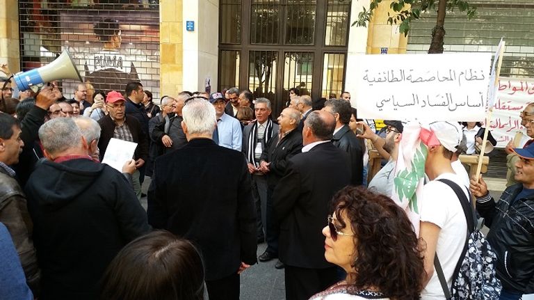 متظاهرون لبنانيون يتوافدون على ساحة رياض الصلح