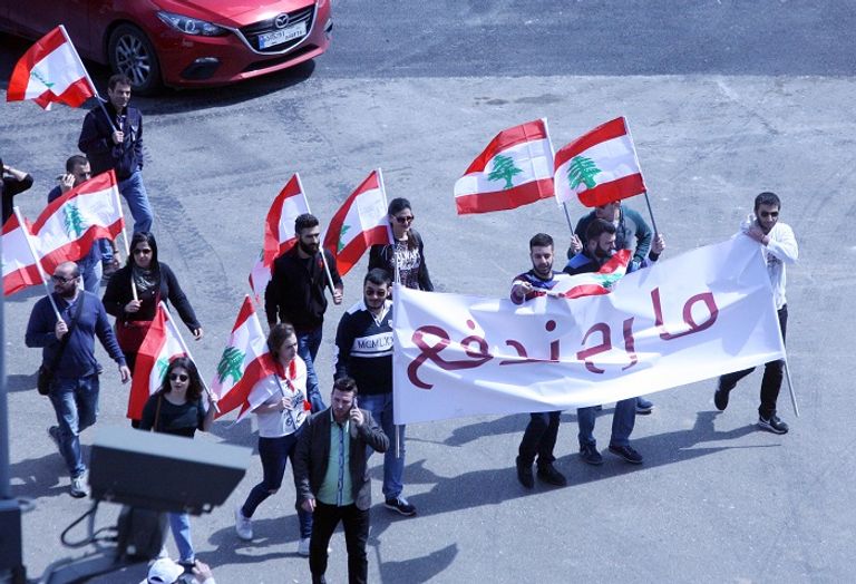متظاهرون لبنانيون يتوافدون على ساحة رياض الصلح