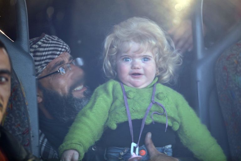 أطفال حمص خلال انتقالهم مع عائلاتهم إلى "الباب" (رويترز)