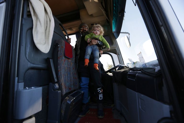 أطفال حمص خلال انتقالهم مع عائلاتهم إلى "الباب" (رويترز)