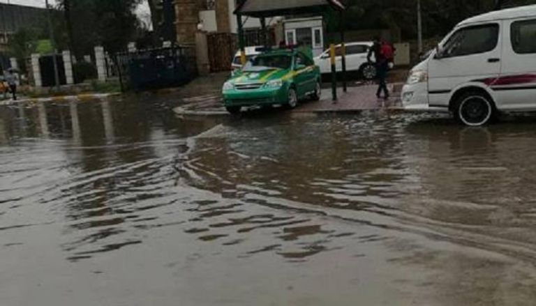 بالصور .. غرق شوارع واختناقات مرورية بسبب الأمطار ببغداد