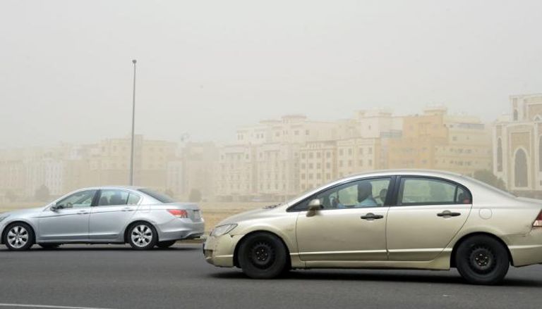 العاصفة مدار تثير الغبار وتعلق الدراسة في بعض مناطق السعودية