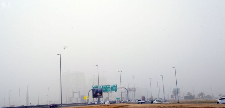 العاصفة مدار تثير الغبار وتعلق الدراسة في بعض مناطق السعودية