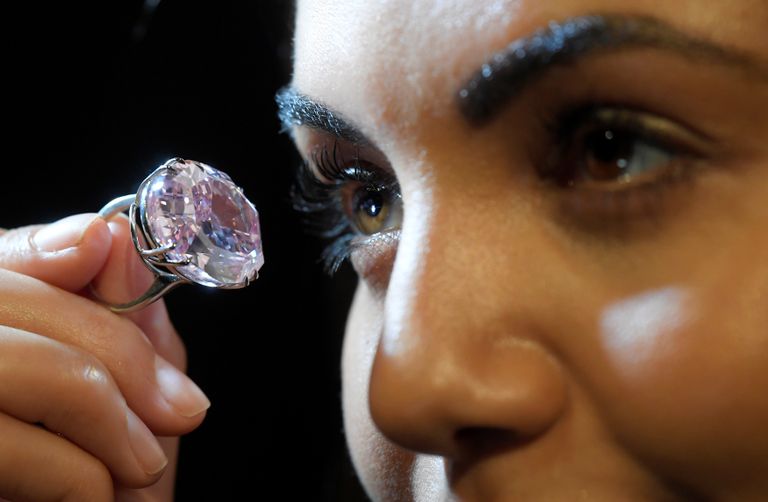 عارضة تمسك بالماسة الوردية في لندن