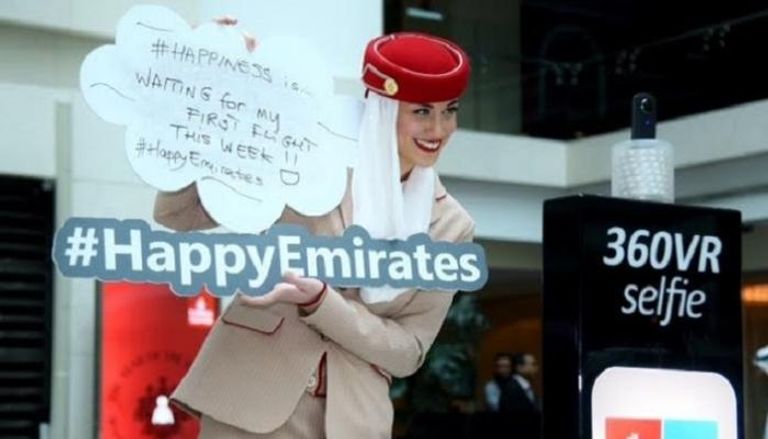 "طـيران الإمارات" تنثر السعادة في أوساط عملائها وموظفيها