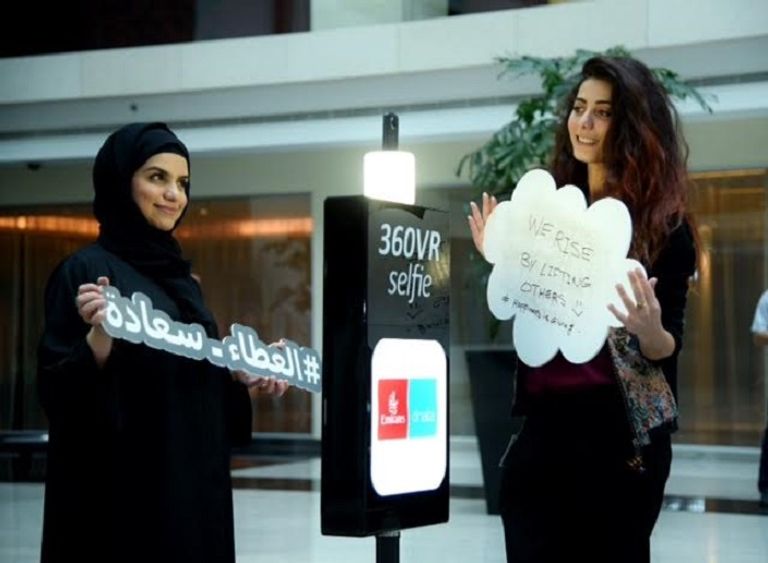 "طـيران الإمارات" تنثر السعادة في أوساط عملائها وموظفيها