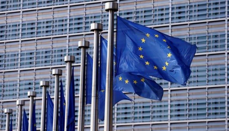 أعلام الاتحاد الأوروبي أمام مقر المفوضية الأوروبية في بروكسل