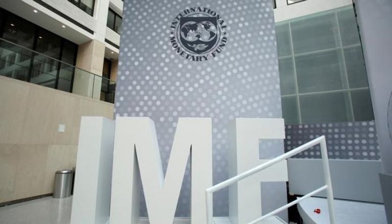 صورة لشعار صندوق النقد الدولي في مقره في واشنطن