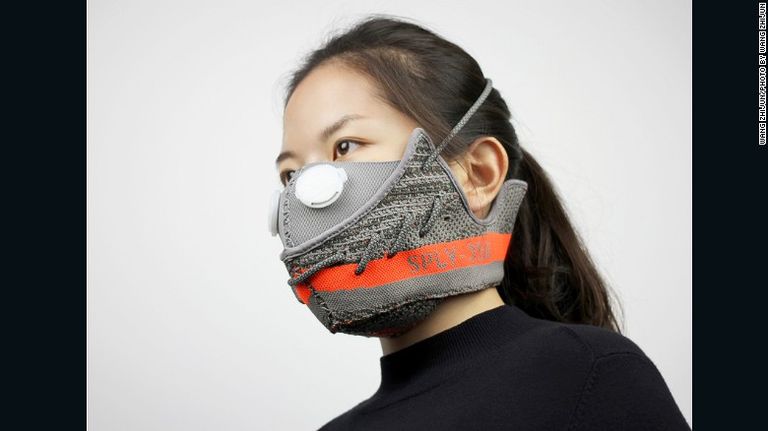 أحذية أديداس الرياضية تحولت إلى أقنعة تحمي من التلوث