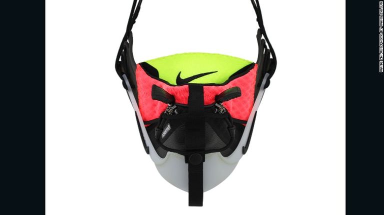 أحذية أديداس الرياضية تحولت إلى أقنعة تحمي من التلوث