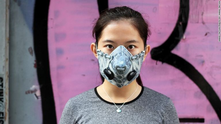 أحذية أديداس الرياضية تحولت إلى أقنعة تحمي من التلوث