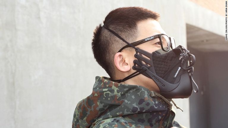 أحذية أديداس الرياضية تحولت إلى أقنعة تحمي من التلوث