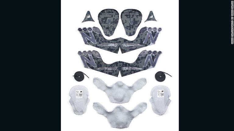 أحذية أديداس الرياضية تحولت إلى أقنعة تحمي من التلوث