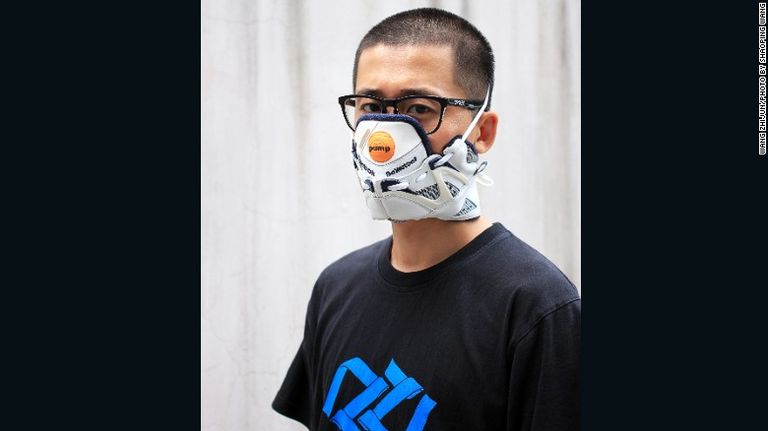 أحذية أديداس الرياضية تحولت إلى أقنعة تحمي من التلوث