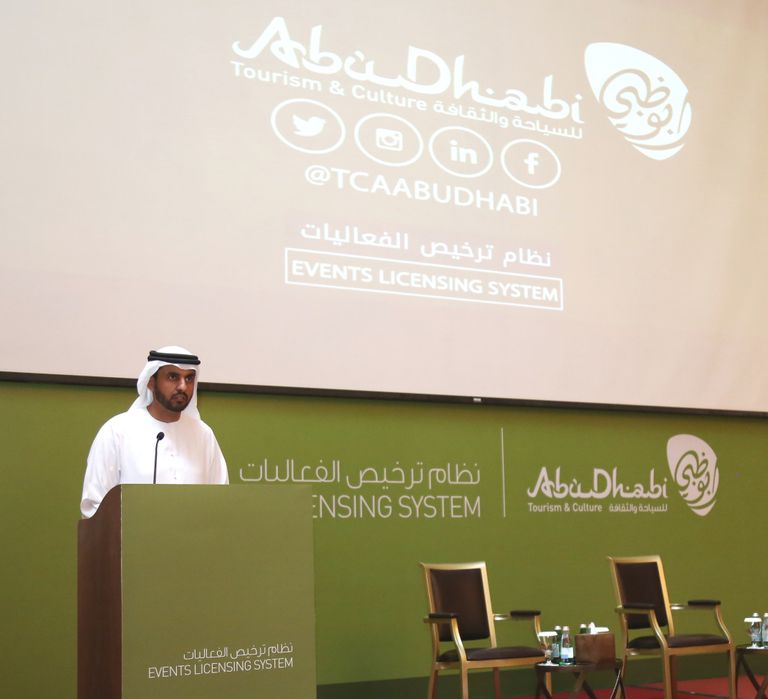 ناصر الريامي، مدير إدارة المعايير - أمينة البشري، مدير قسم التوافق مع الأنظمة