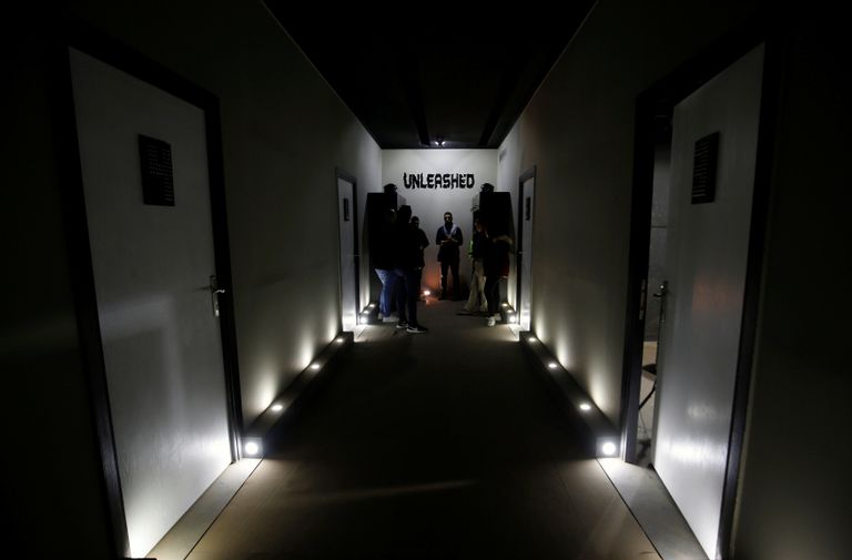 أحد زوار المكان يحطم ما يبدو أنه شاشة كمبيوتر