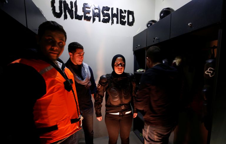 أحد زوار المكان يحطم ما يبدو أنه شاشة كمبيوتر