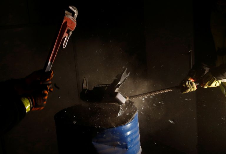 أحد زوار المكان يحطم ما يبدو أنه شاشة كمبيوتر