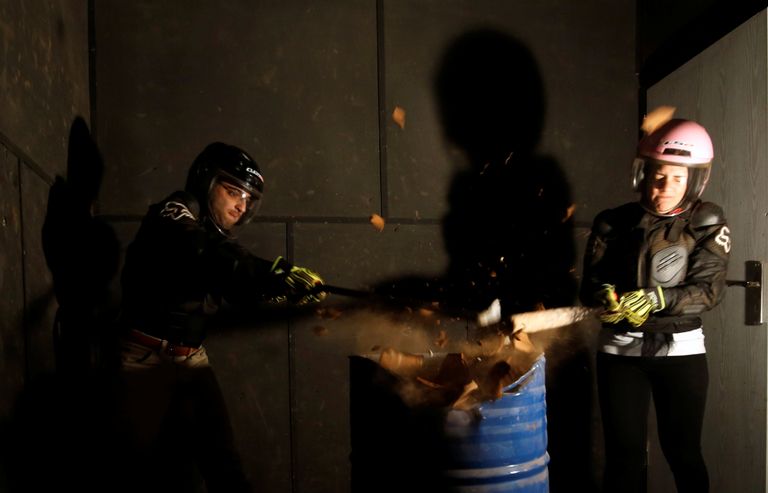 أحد زوار المكان يحطم ما يبدو أنه شاشة كمبيوتر