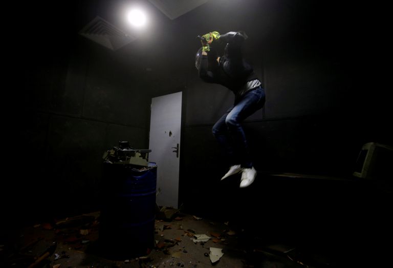 أحد زوار المكان يحطم ما يبدو أنه شاشة كمبيوتر