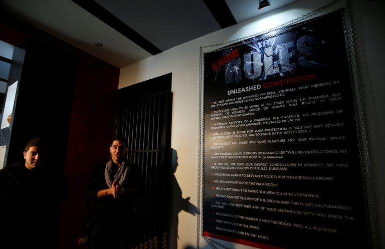 أحد زوار المكان يحطم ما يبدو أنه شاشة كمبيوتر