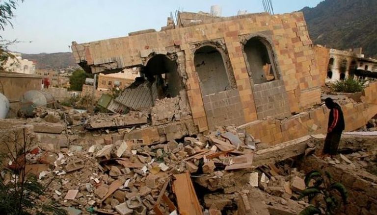 منزل دمر جراء اشتباكات بين الحوثيين وقوات الحكومة بتعز 