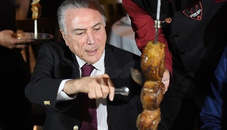 رئيس البرازيل يسعى لاحتواء الأزمة من خلال حفل شواء