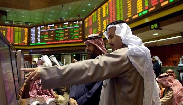 مستثمرون يتابعون التداولات ببورصة الكويت