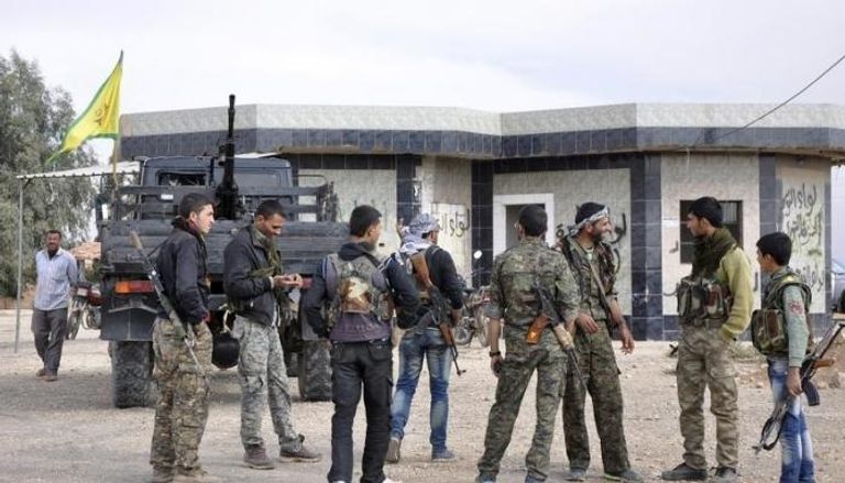 عناصر من وحدات "حماية الشعب" الكردية (رويترز)