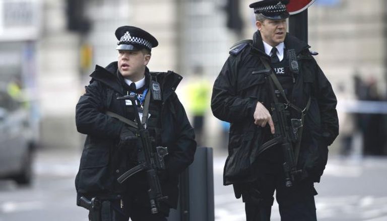 أفراد من الشرطة البريطانية فى موقع الهجوم